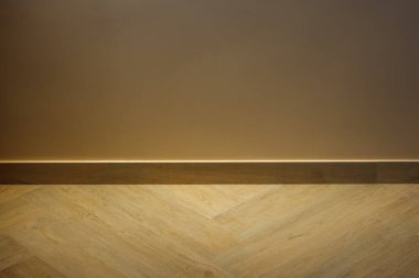 Zeminde fayanslar ve aydınlık bir duvar olan iç kısmın bir parçası.