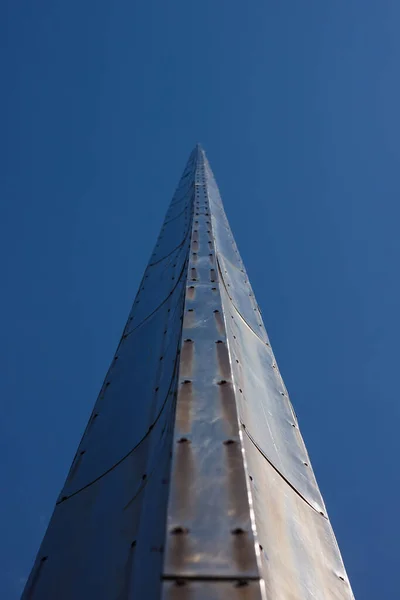 Flagpole Forrado Com Folhas Metal Fundo Céu Vista Inferior — Fotografia de Stock