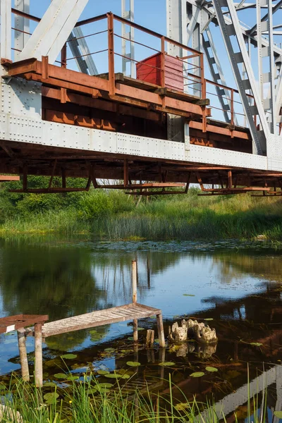 Metalen Constructies Van Spoorbrug Rivier Oude Pier Reflecties Van Aanleg — Stockfoto