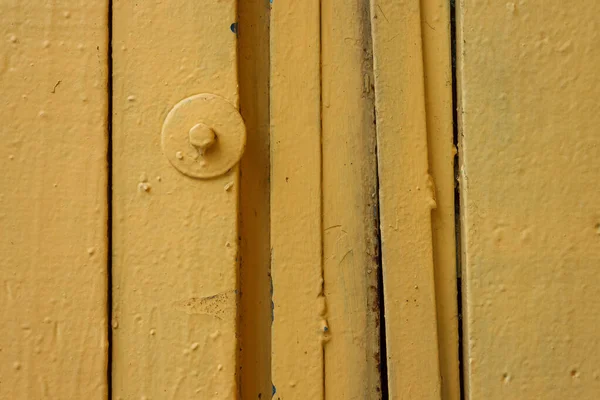 Pintado Parafuso Amarelo Arruela Uma Porta Madeira — Fotografia de Stock