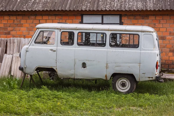 村の庭には車輪のない旧ソ連製のミニバスが停まっている — ストック写真