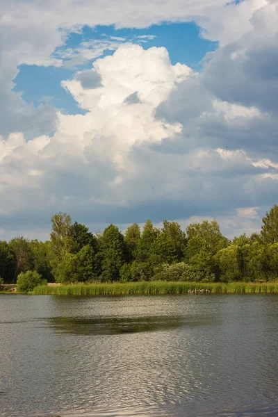 Озеро Сонячний День Блакитним Небом Білими Хмарами Відображення Хмар Озері — стокове фото