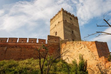 Ortaçağ kalesi gün batımında aydınlanır. Lutsk Yüksek Şatosu, Lubart Kalesi olarak da bilinir.