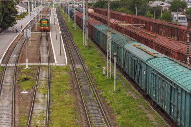 Lutsk, Ukrayna, 22 Temmuz 2020: Tren istasyonunda yük vagonları olan bir lokomotif