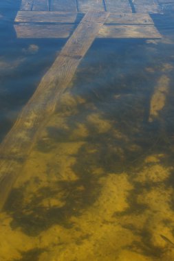Ahşap iskele gölün dibinde battı.