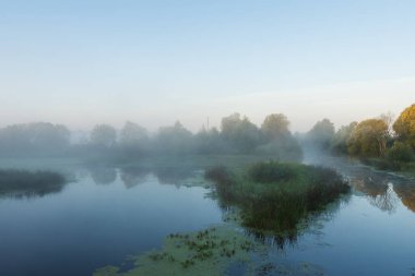 Nehrin üzerinde sabah sisi. Dawn.