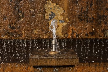 Şehir çeşmesinin bir parçası. Şelale çeşmesi. Arkaplan