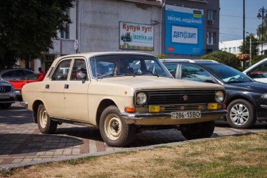 Lutsk, Ukrayna - 19 Mayıs 2020: Sovyet eski arabası Gaz-2410 Volga. Araba avluda park halinde.