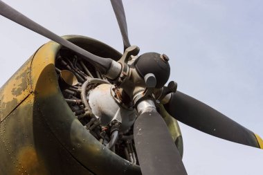 Eski Sovyet çift kanatlı uçağının pervanesi ve motoru.