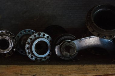 Garajdaki bir raftaki bisiklet için metal parçalar. Yakın plan.