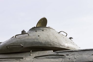 Eski bir tankın kulesi. Tank kapağını aç. Eski Sovyet tankının detayları. Askeri yeşil kamuflaj metal arka planı