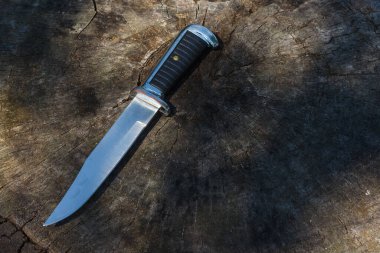 Av bıçağı kumda yatıyor.