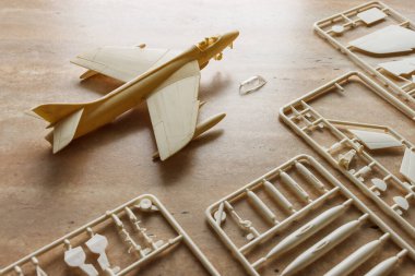 Uçak uçağının modelini detaylarıyla ölçeklendir. Plastik montaj kiti