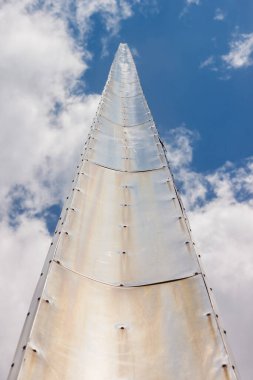 Bayrak direği gökyüzü arka planında metal levhalarla kaplı. Alt görünüm