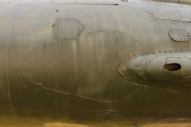 Eski bir kamuflaj yüzeyinin ayrıntıları. Askeri bir uçağın üzerinde deri dökülmüş boya var. Eski bir jet uçağının gövdesinin parçası.