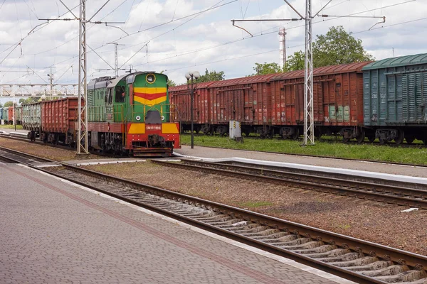Lutsk, Ukrayna, 22 Temmuz 2020: Tren istasyonunda yük vagonları olan bir lokomotif