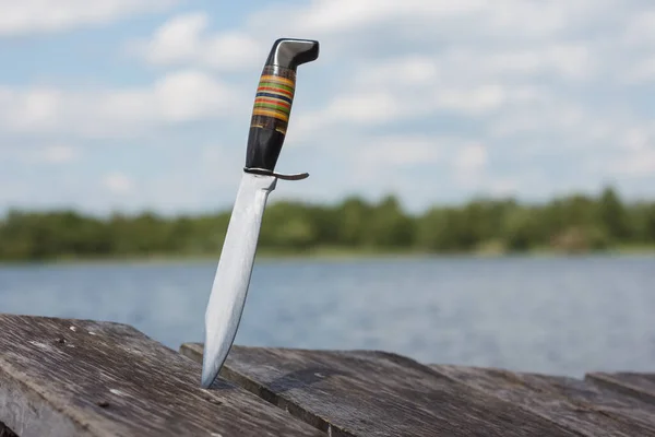 Hunting Knife Stuck Boards Background Lake — Foto Stock