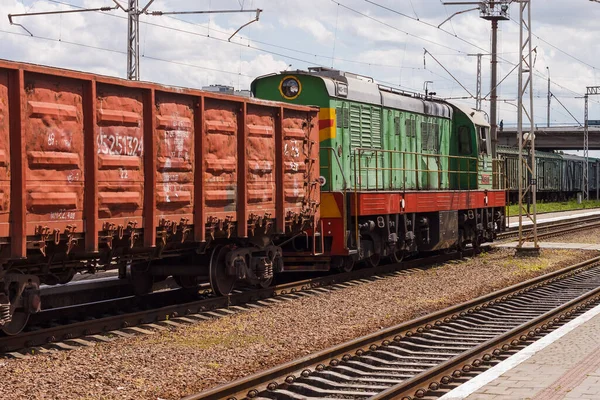Lutsk, Ukrayna, 22 Temmuz 2020: Tren istasyonunda yük vagonları olan bir lokomotif