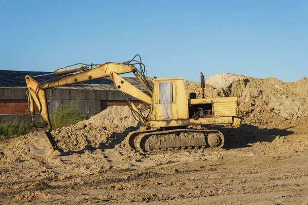 Graafmachine Een Bouwplaats Wordt Verlicht Door Zonsondergang — Stockfoto