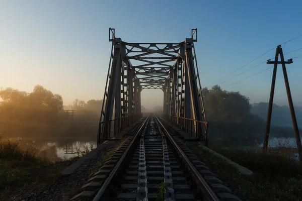 Paisaje Con Ferrocarril Puente Salida Del Sol Sobre Río Brumoso —  Fotos de Stock