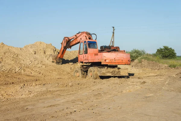 Graafmachine Een Bouwplaats Wordt Verlicht Door Zonsondergang — Stockfoto