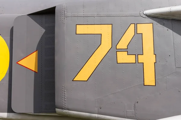 軍用機の胴体の数 テクスチャ 軍用機に剥離塗料やリベット付きの古いカモフラージュ面 — ストック写真