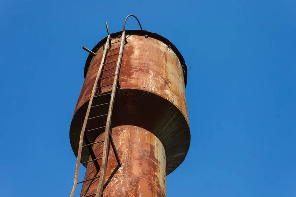 Velha Torre Água Enferrujada Fundo Céu Azul — Fotografia de Stock