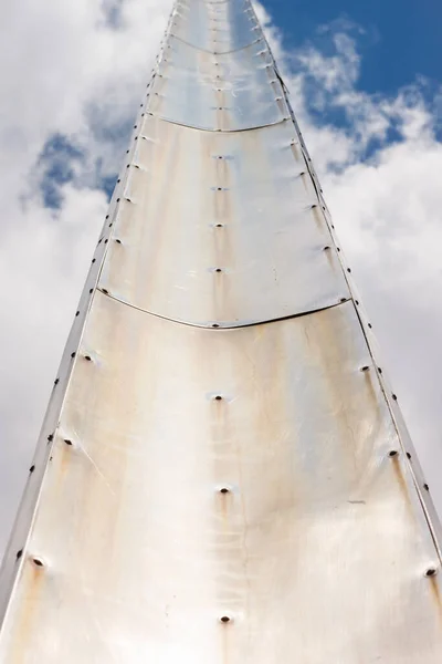 Flagpole Forrado Com Folhas Metal Fundo Céu Vista Inferior — Fotografia de Stock