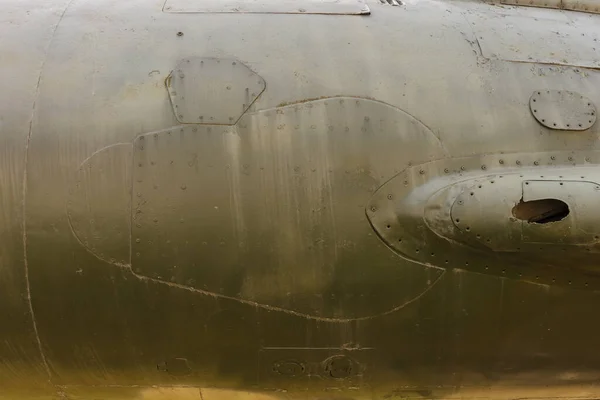 军机上有剥落油漆的旧伪装表面的细节 一架老喷气式战斗机机身碎片 — 图库照片