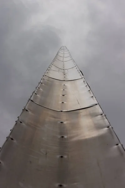 Flagpole Forrado Com Folhas Metal Fundo Céu Vista Inferior — Fotografia de Stock