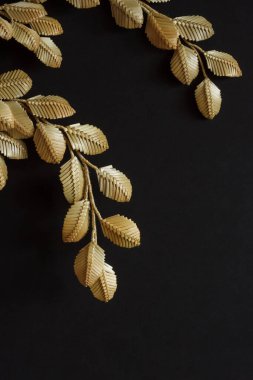 Siyah arka planda saman süslemesi. Yapraklı dal samandan yapılır. Dekorasyon. Parça yakın plan