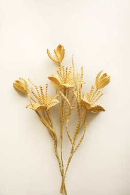 Beyaz arka planda üç çiçek samandan yapılır.. 