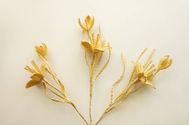 Beyaz arka planda üç çiçek samandan yapılır.. 