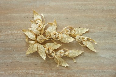 Yapraklı dal samandan yapılmıştır. Saman duvar dekorasyonu. Ürünler samandan yapılmıştır. Bej arkaplanda saman süslemesi.