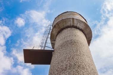 Mavi gökyüzü arka planında tuğla su kulesi