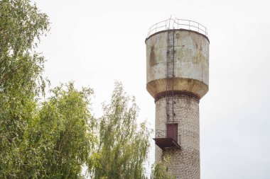 Güneşli yaz gününde tuğla su kulesi