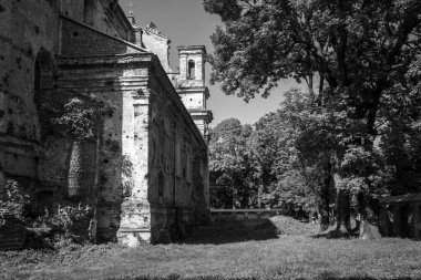Olyka 'daki Eski Katolik Kilisesi manzarası. Siyah ve beyaz