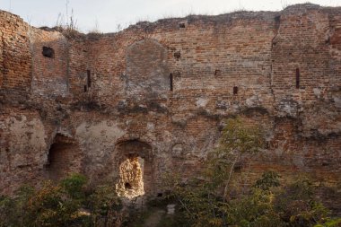 Rönesans Kalesi 'ndeki yıkılmış kulenin bir parçası. Yakın plan. Ukrayna
