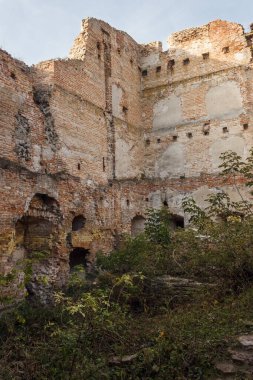 Rönesans Kalesi 'ndeki yıkılmış kulenin bir parçası. Yakın plan. Ukrayna