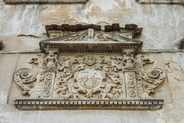 Heraldik kompozisyon. Rahatladım. Pervazlama. Olesko Kalesi. Ukrayna