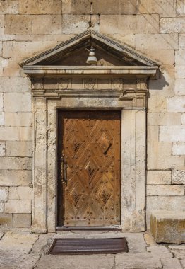 Eski kapılar. Ukrayna 'daki Podgoretskiy kalesi. Rönesans Kalesi