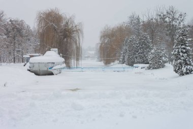 Kış Parkı. Donmuş kanal ve köprü manzarası