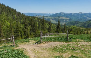 Eski çit. Dağ manzarası.