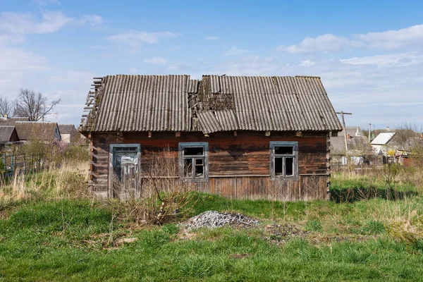 Verlassenes Altes Holzhaus Zwischen Den Bäumen Ländliche Frühlingslandschaft — Stockfoto