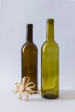 Boş şişeler ve samandan yapılmış çiçekler.