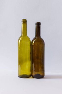 Beyaz arka planda boş şişeler