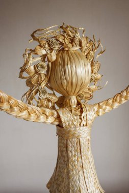 AnthropAnthropomorphic oyuncak (oyuncak) samandan yapılır. El yapımı saman üretimi oyuncak (oyuncak) samandan yapılmıştır. El yapımı saman ürünleri.