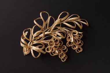 Yapraklı dal samandan yapılmıştır. Saman duvar dekorasyonu. Ürünler samandan yapılmıştır. Koyu bir arkaplanda saman süslemesi.