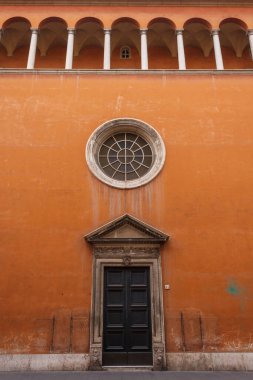 Atari salonu, pencereler ve kapılar olan eski bir terracotta cephesi. İtalya. Roma