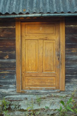 Sarı renkli eski ahşap kapılar